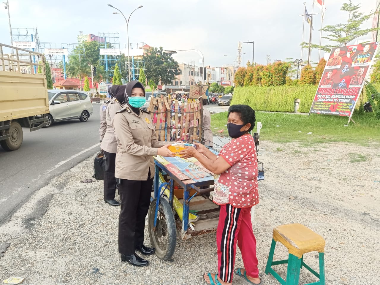 Turun Langsung Ke Jalan, Polwan Polresta Pekanbaru Membagikan Nasi Kotak dan Ta'jil Untuk Berbuka Puasa