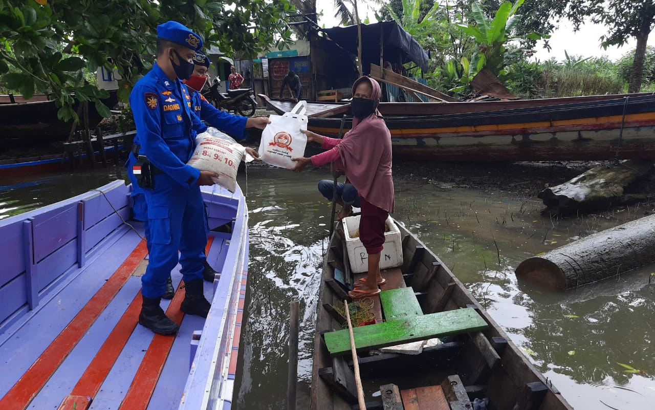 Satpolair Polres Tulang Bawang Bagikan Sembako di Dua Lokasi, Sambut Hari Bhayangkara Ke-74
