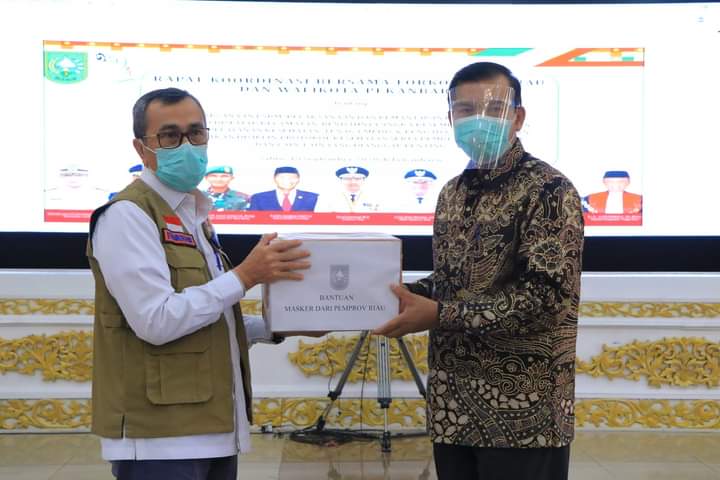 Pemprov Riau Serahkan Bantuan Masker Kepada Pemko Pekanbaru Sebanyak 100.000