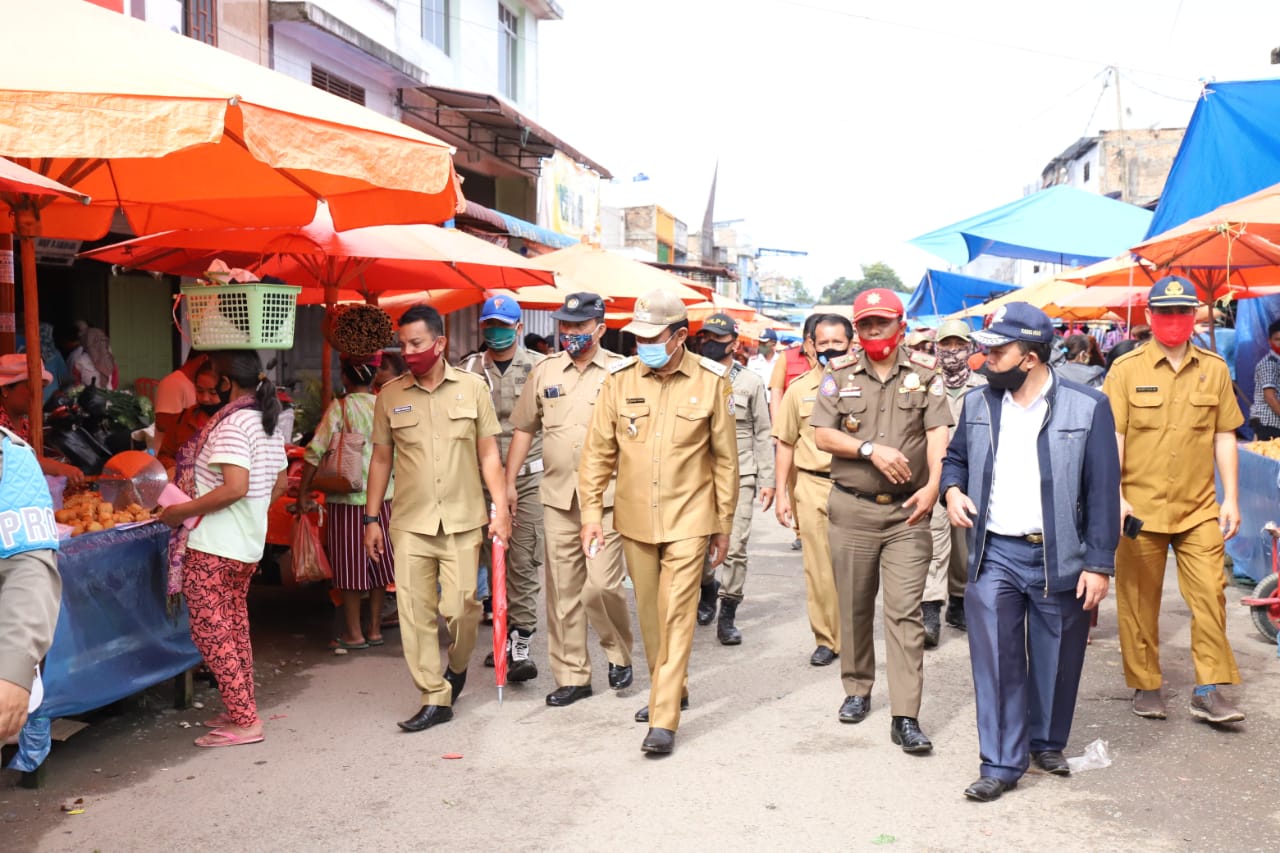 Wabup Taput Turun Langsung Menertibkan Pasar Siborong - borong