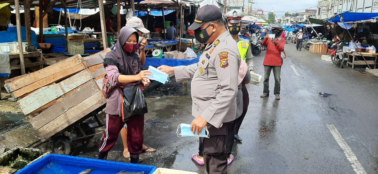Polsek Pekanbaru Kota Bagikan Masker Gratis Kepada Pedagang dan Pengunjung Pasar Pusat Agus Salim