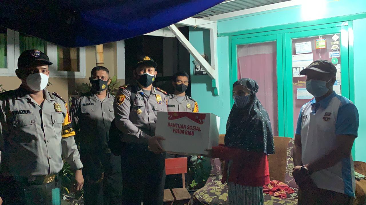 Polresta Pekanbaru Bersama Polsek Limapuluh Salurkan Bantuan Sosial Polda Riau Kepada Warga Yang Terdampak Covid-19