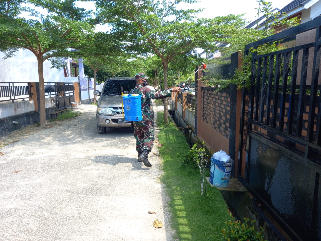 Babinsa Kodim 0301/PBR Bersama Satgas Kelurahan Bencah Lesung Laksanakan Penyemprotan Disinfektan Ke Rumah Warga Yang Terpapar Covid-19
