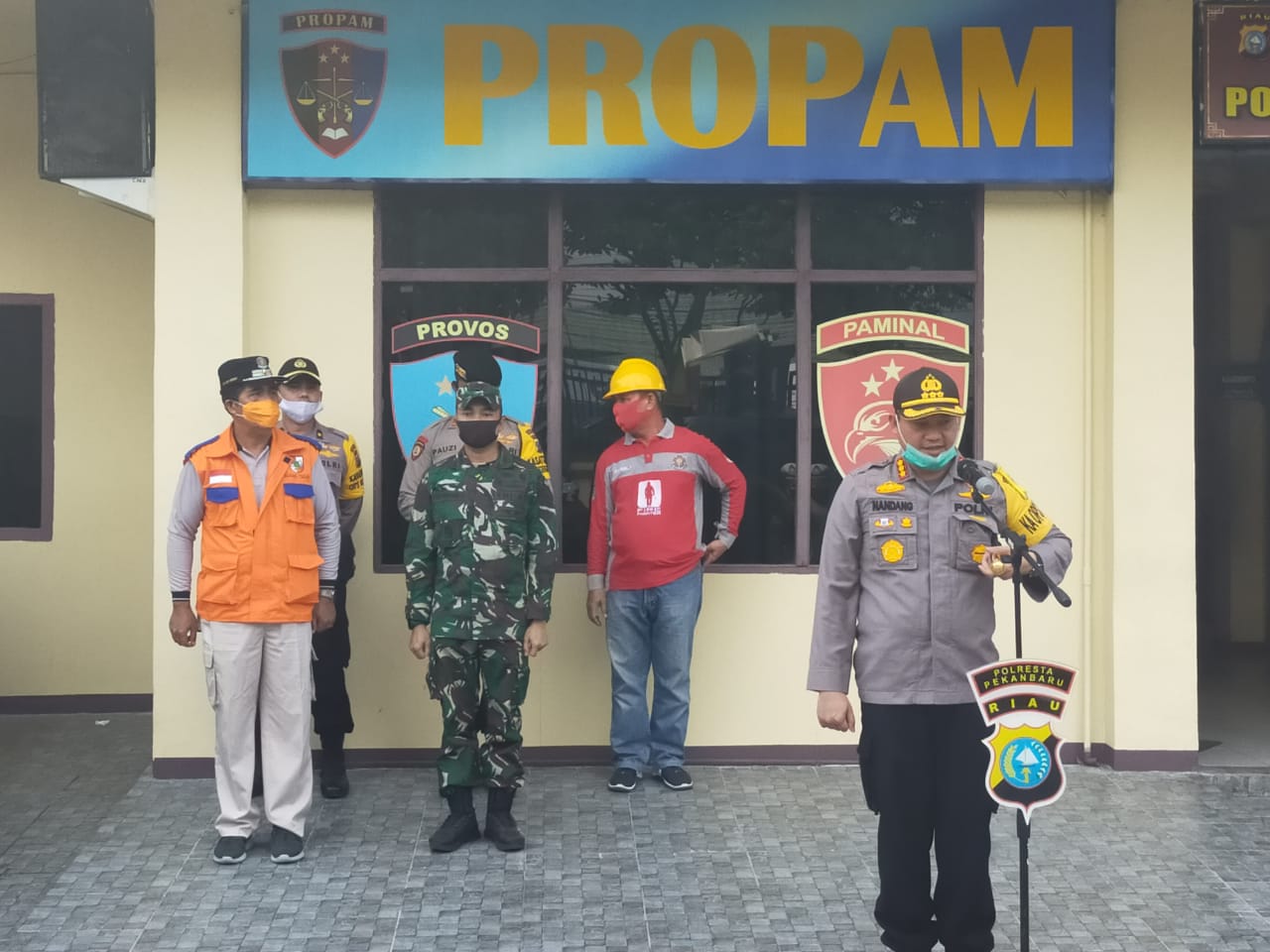 Kasdim 0301/PBR Hadir Dalam Kegiatan Penyemprotan Disinfektan Massal Secara Serentak di Polresta Pekanbaru