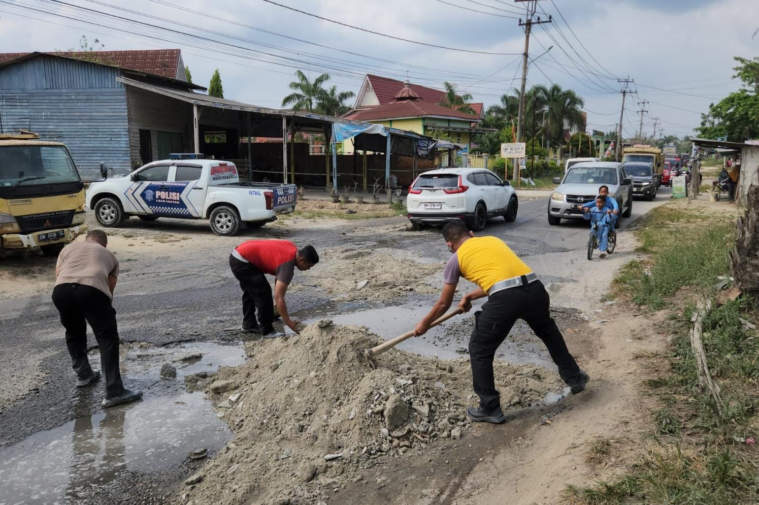 Cegah Laka Lantas, Satlantas Polres Siak Timbun Jalan Berlubang di Tualang
