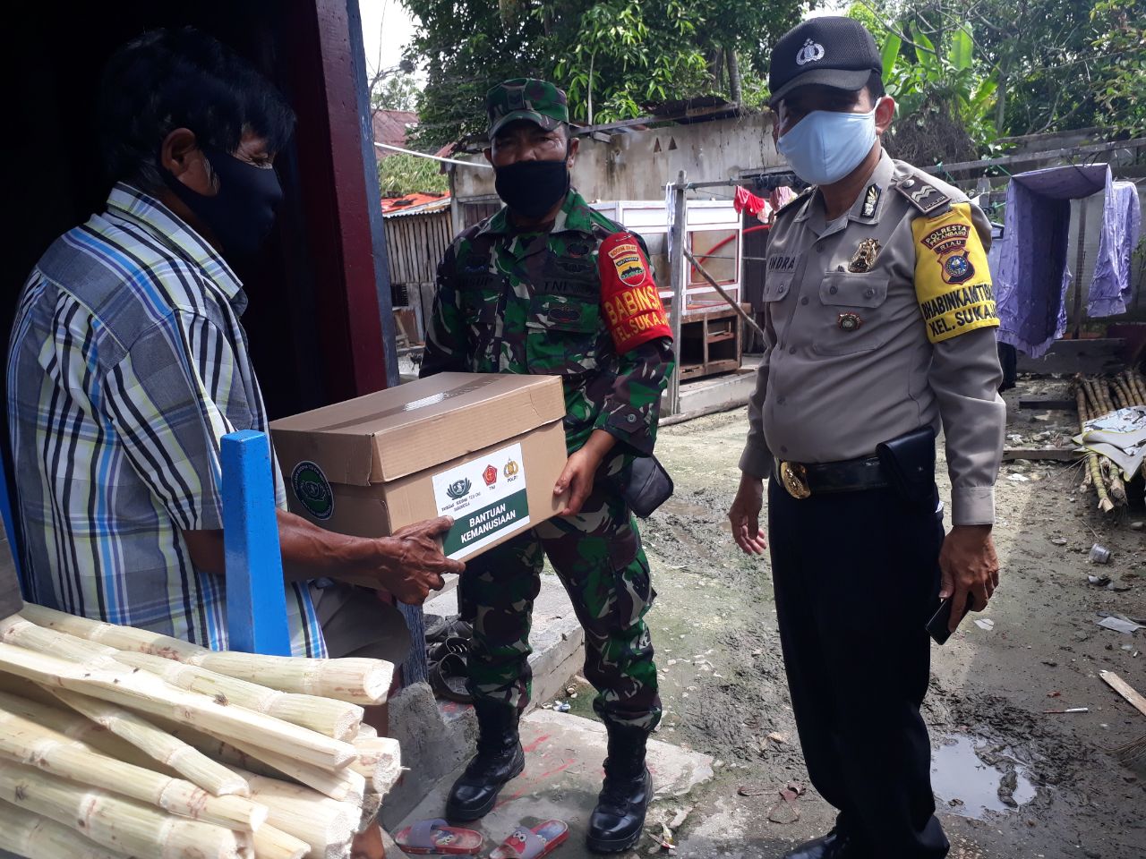 Babinsa Kodim 0301/Pekanbaru Bersama Bhabinkamtibmas Polresta Pekanbaru Laksanakan Pembagian Paket Sembako Kepada Warga Yang Terdampak Covid-19