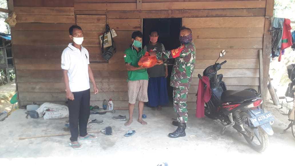 Danramil 04/Limapuluh Bersama Pasiter Kodim 0301/Pekanbaru Bagikan Paket Sembako Kepada Warga