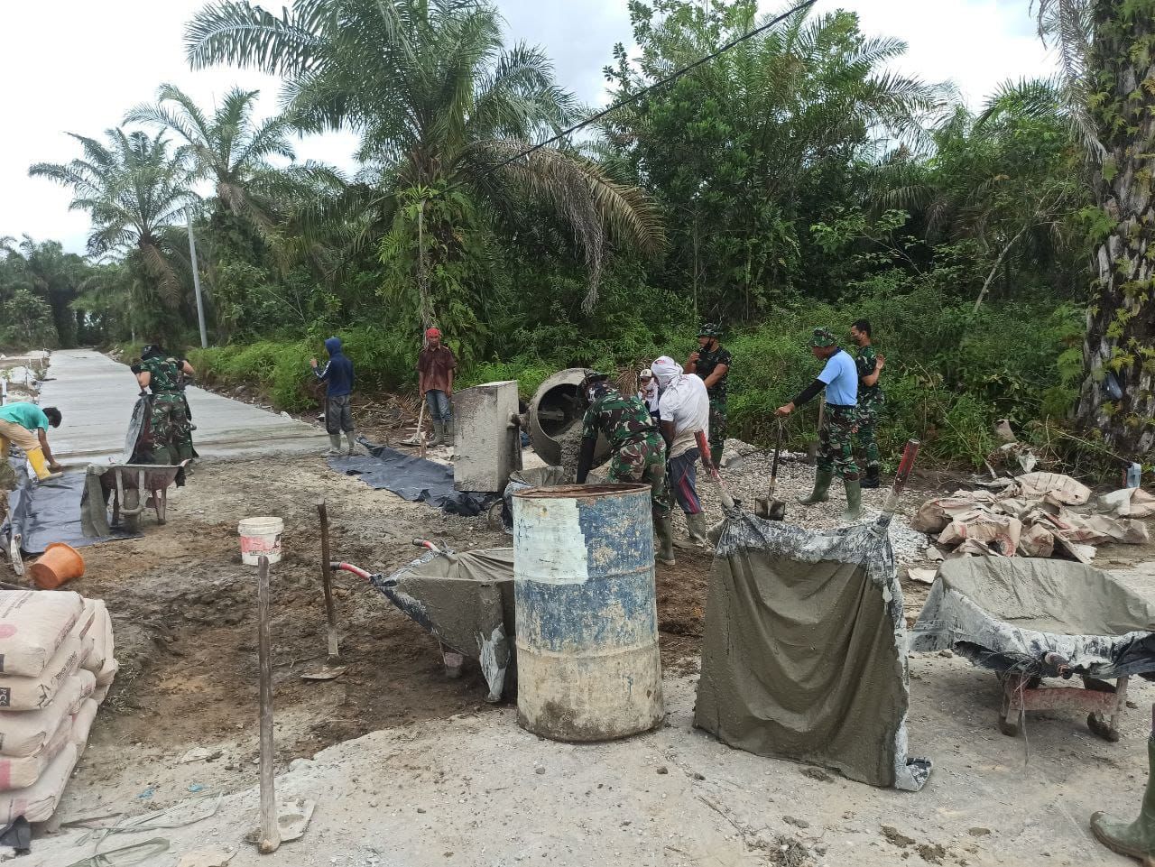 Hari Ke-25 Pelaksanaan Pekerjaan TMMD Ke-108 Kodim 0301/PBR, Personil Satgas Terus Gesa Penyelesaian di Sasaran 3