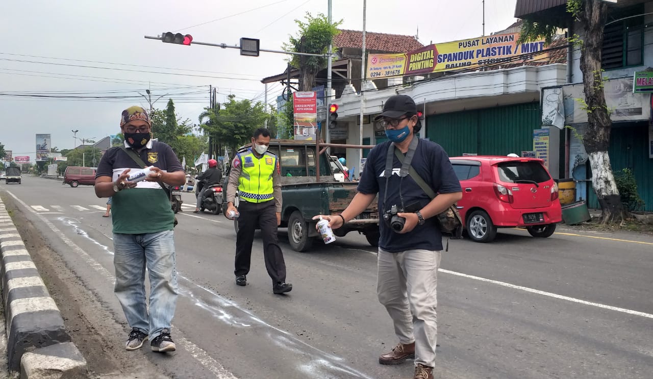 Awak Media Kabupaten Kendal Tandai Jalan Yang Berlubang