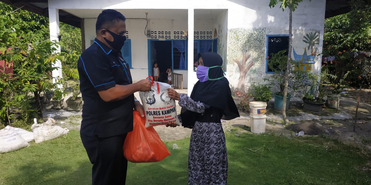 Menjelang Hari Bhayangkara ke-74, Polres Kampar Bantu Masyarakat Kurang Mampu Terdampak Covid-19