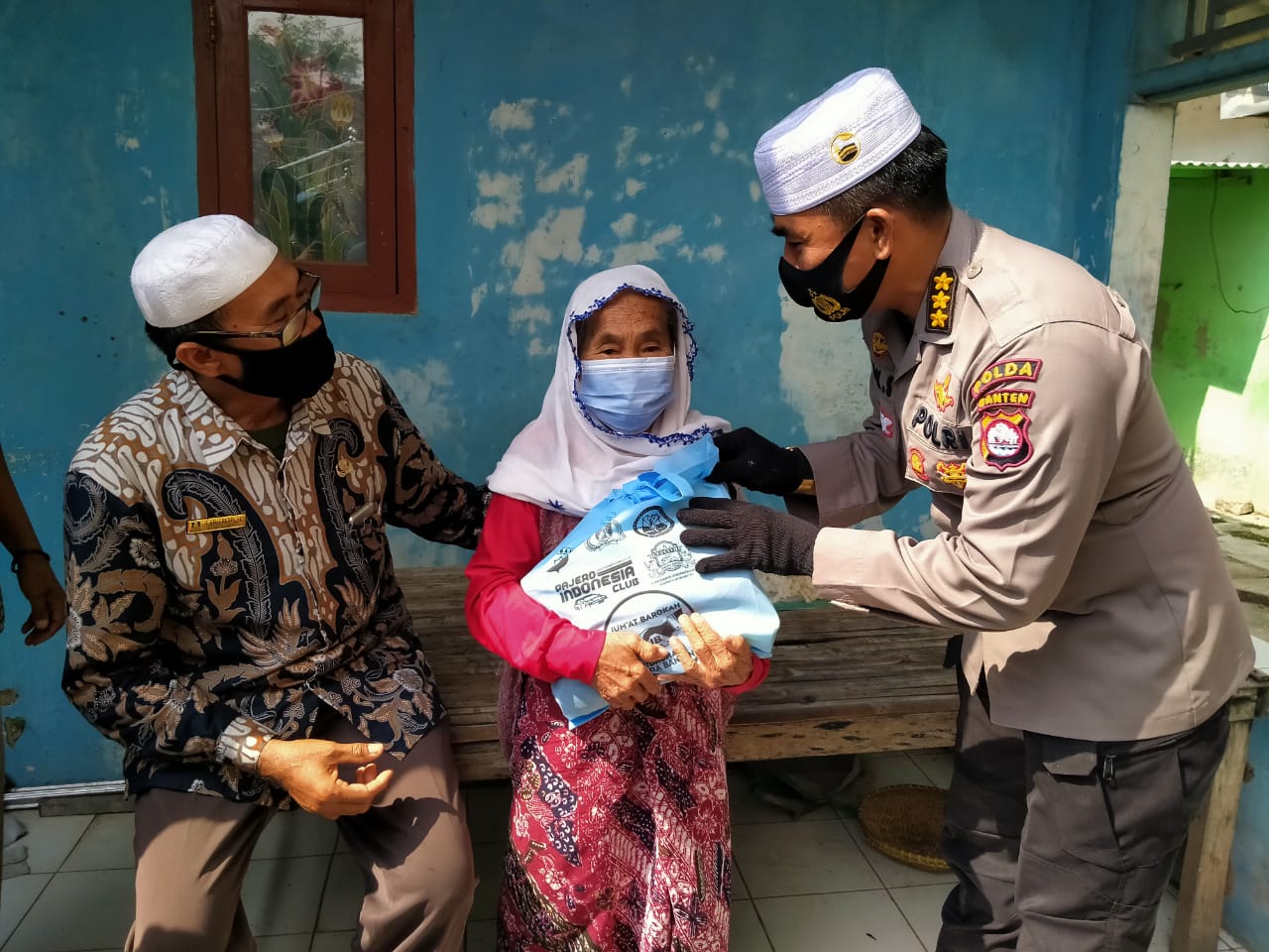 Jum'at Barokah Polda Banten, Bagikan Sembako Kepada Masyarakat Desa Beberan