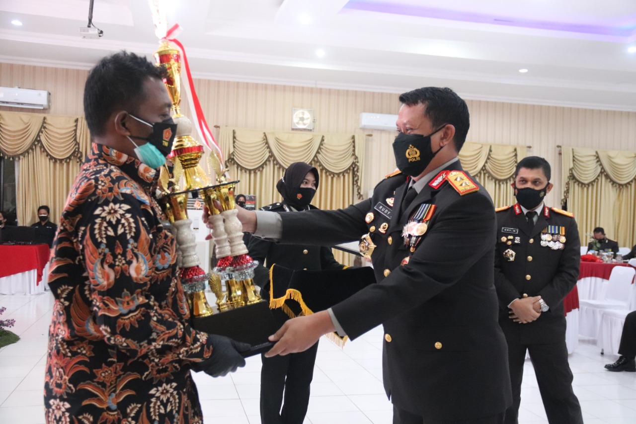 Hari Bhayangkara Ke-75, Polda Banten Berikan Penghargaan Kepada Desa/Kelurahan Pemenang Lomba PPKM Mikro