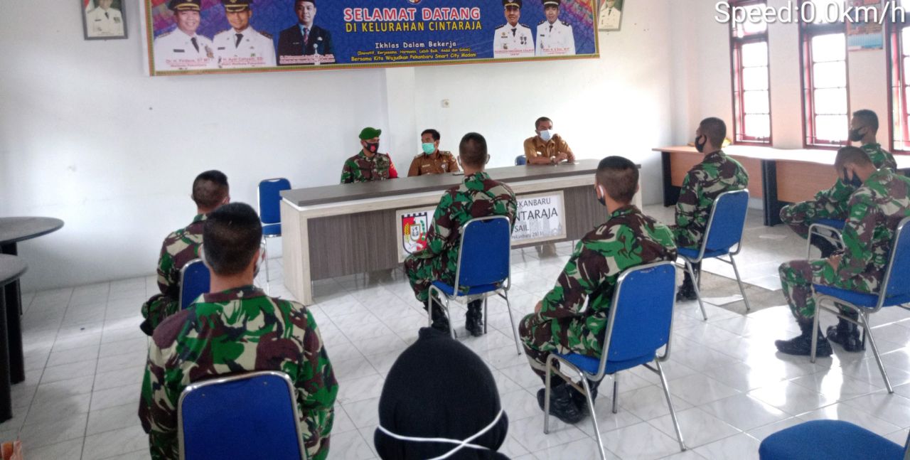 Babinsa Kodim 0301/PBR Bersama Prabinsa Remaja Laksanakan Komsos di Aula Kelurahan Cinta Raja
