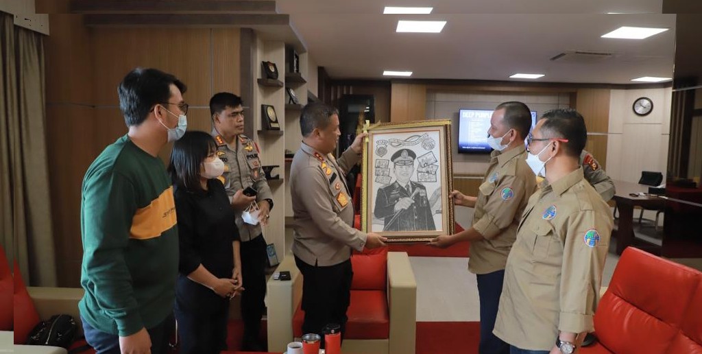 Bincang Santai, IWO Riau Berikan Lukisan Karikatur Kapolda