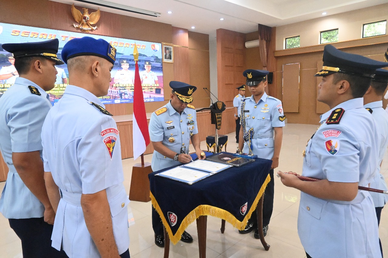 Pangkoopsud I Serahterimakan Jabatan Danlanud BNY Dan Danlanud HAD