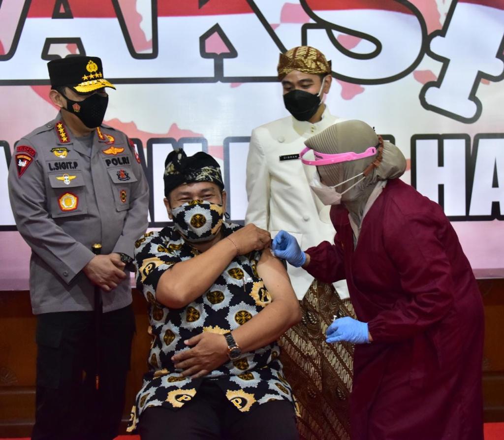 Bersama Wali Kota Solo, Kapolri Tinjau Vaksinasi Dosen dan Pemuka Lintas Agama