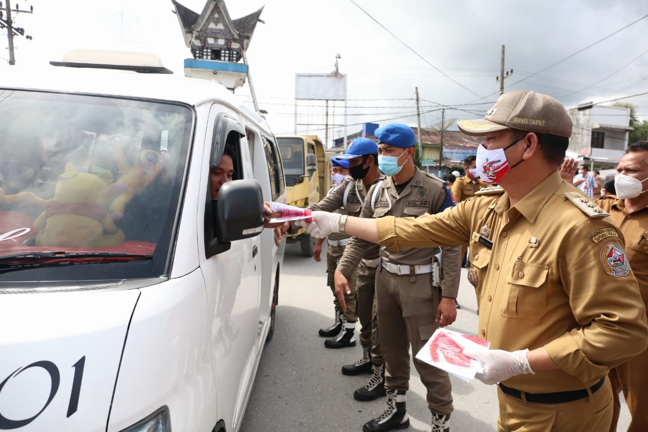 Dalam Rangka Hari Kesehatan Nasional Ke-56, Bupati Taput Bagikan Masker Sebanyak 41.130