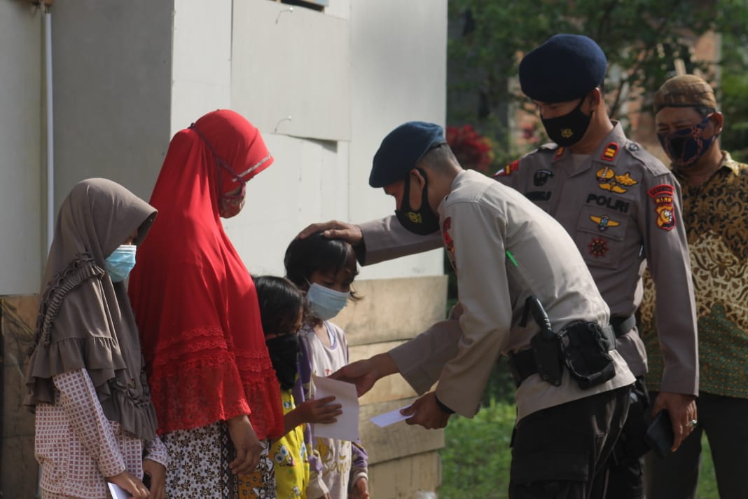 Sambut Hari Raya Idul Fitri 1442 H, Personil Batalyon C Pelopor Satuan Brimob Polda Riau Bagikan Santunan Kepada Anak Yatim