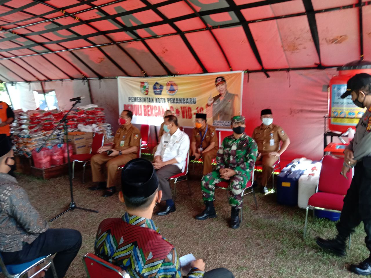 Pasiter Kodim 0301/Pekanbaru Hadiri Pemberian Paket Sembako Kepada 30 Panti Asuhan Kota Pekanbaru