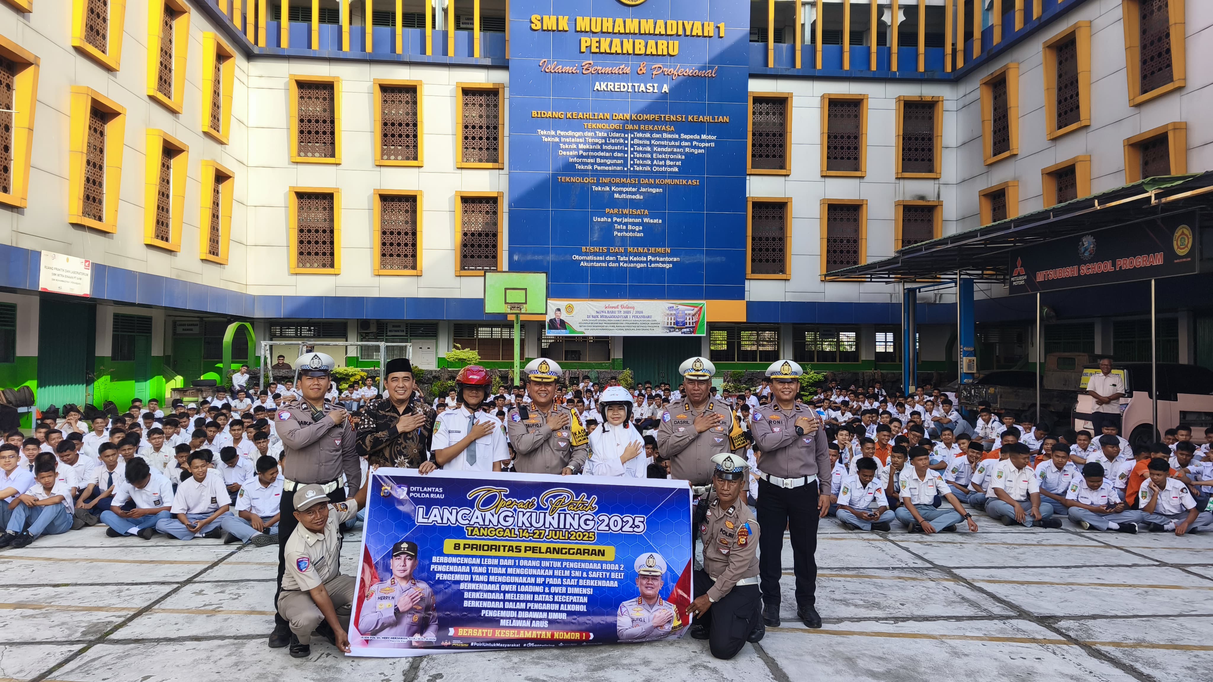 Dirlantas Polda Riau Pimpin Langsung Kegiatan Police Goes To School Dan Green Policing Di SMK Muhammadiyah 1 Pekanbaru