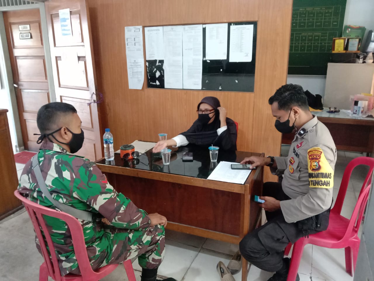 Menekan Penyebaran Covid-19, Babinsa Kodim 0301/PBR Laksanakan Komsos Sosialisasi Prokes di Kantor Lurah Kampung Tengah