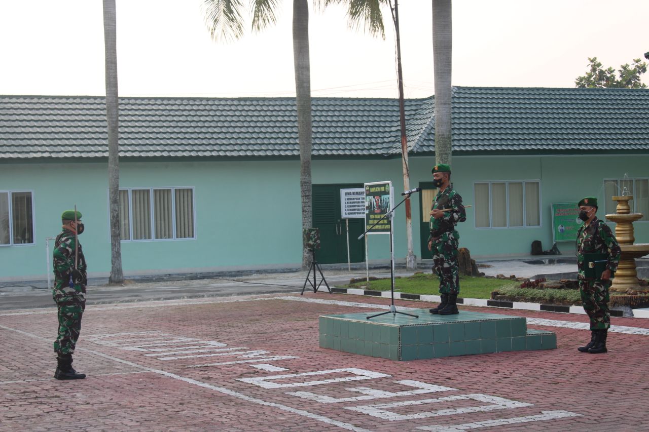 Dandim 0301/PBR Menjadi Irup Upacara Bendera Mingguan