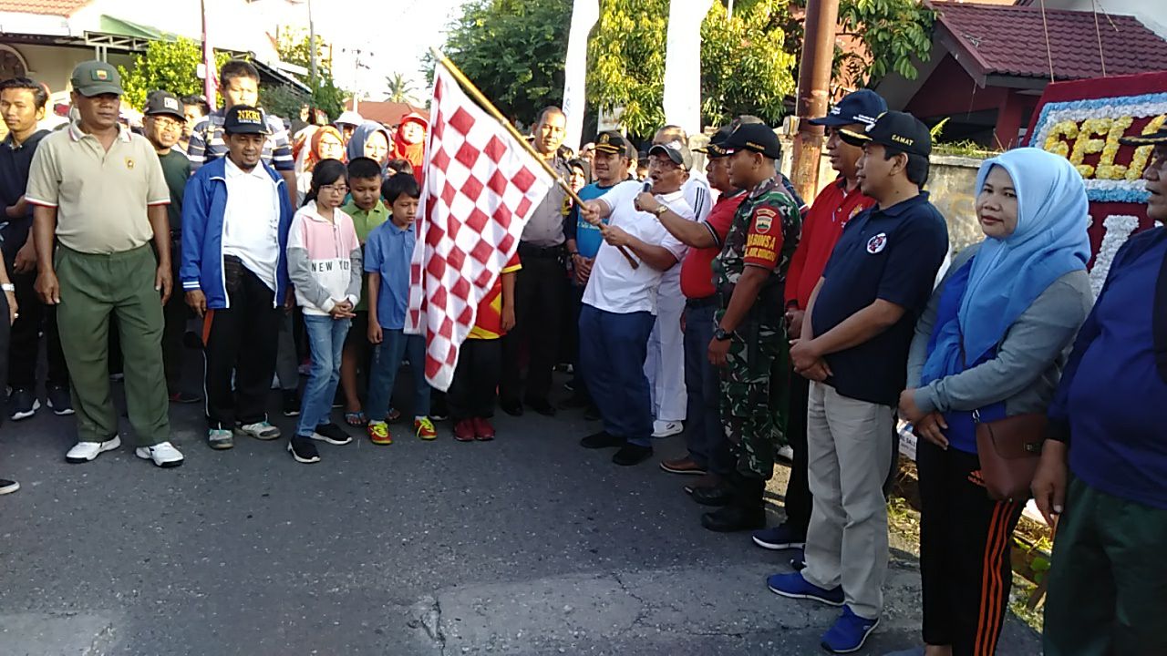 Dalam Memeriahkan HUT Kelurahan Air Dingin Ke 03, Babinsa Koramil 05 Sail Kodim 0301/Pekanbaru Laksanakan Gerak Jalan Santai dan Senam Sehat