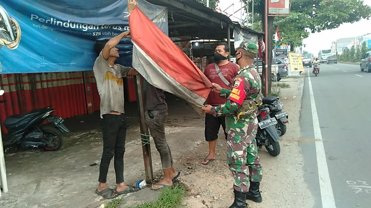 Kepedulian Anggota Kodim 0301/Pekanbaru Kepada Bendera Merah Putih dan Masyarakat Binaan