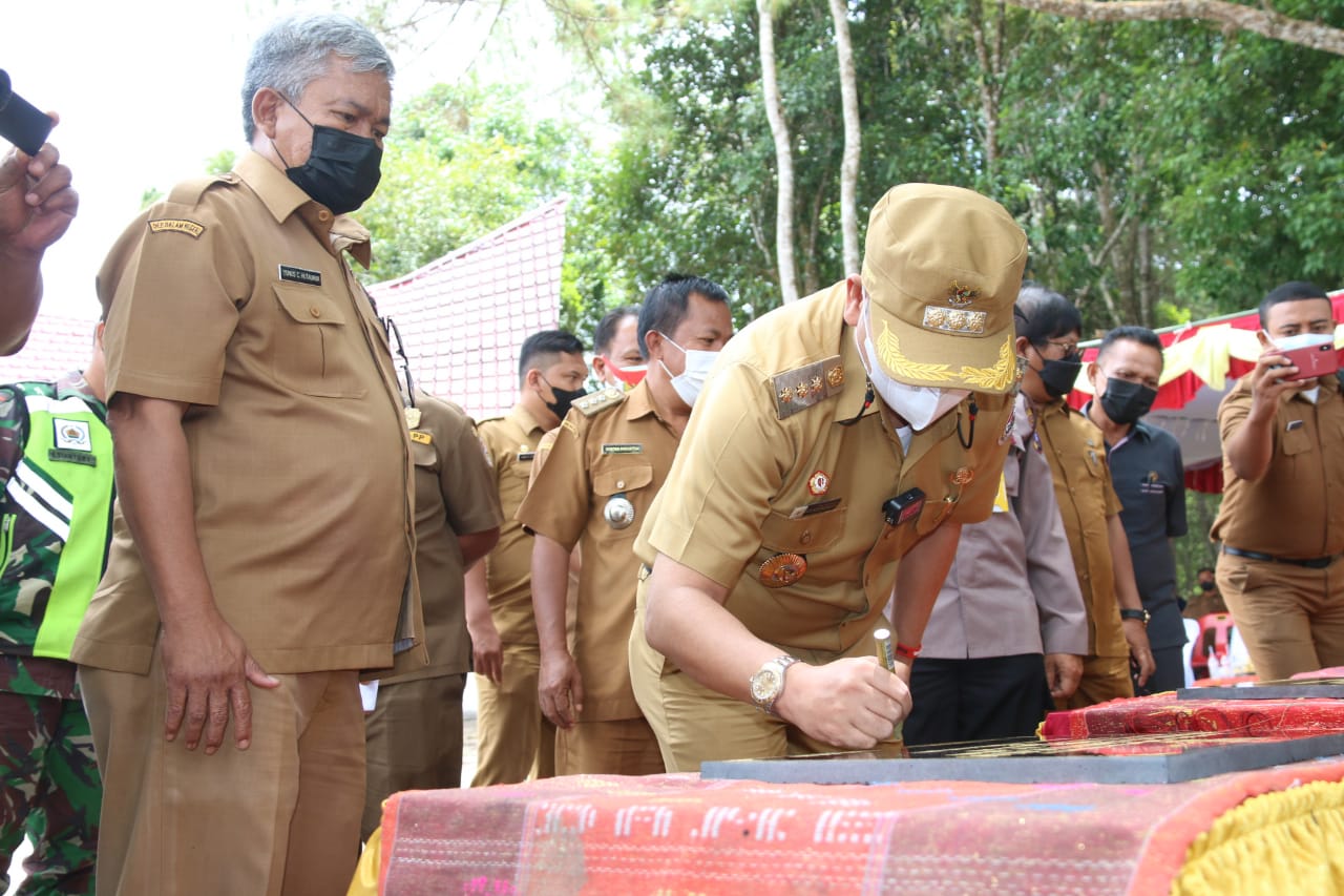 Bupati Taput Resmikan Desa Wisata Kampung Nenas, Kampung Ikan dan Kampung Ulos di Desa Onan Runggu I Dusun Hutagurgur