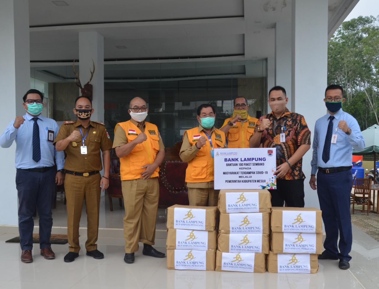 Kantor Cabang Bank Lampung Serahkan Bantuan Seratus Paket Sembako Kepada Pemerintah Kabupaten Mesuji