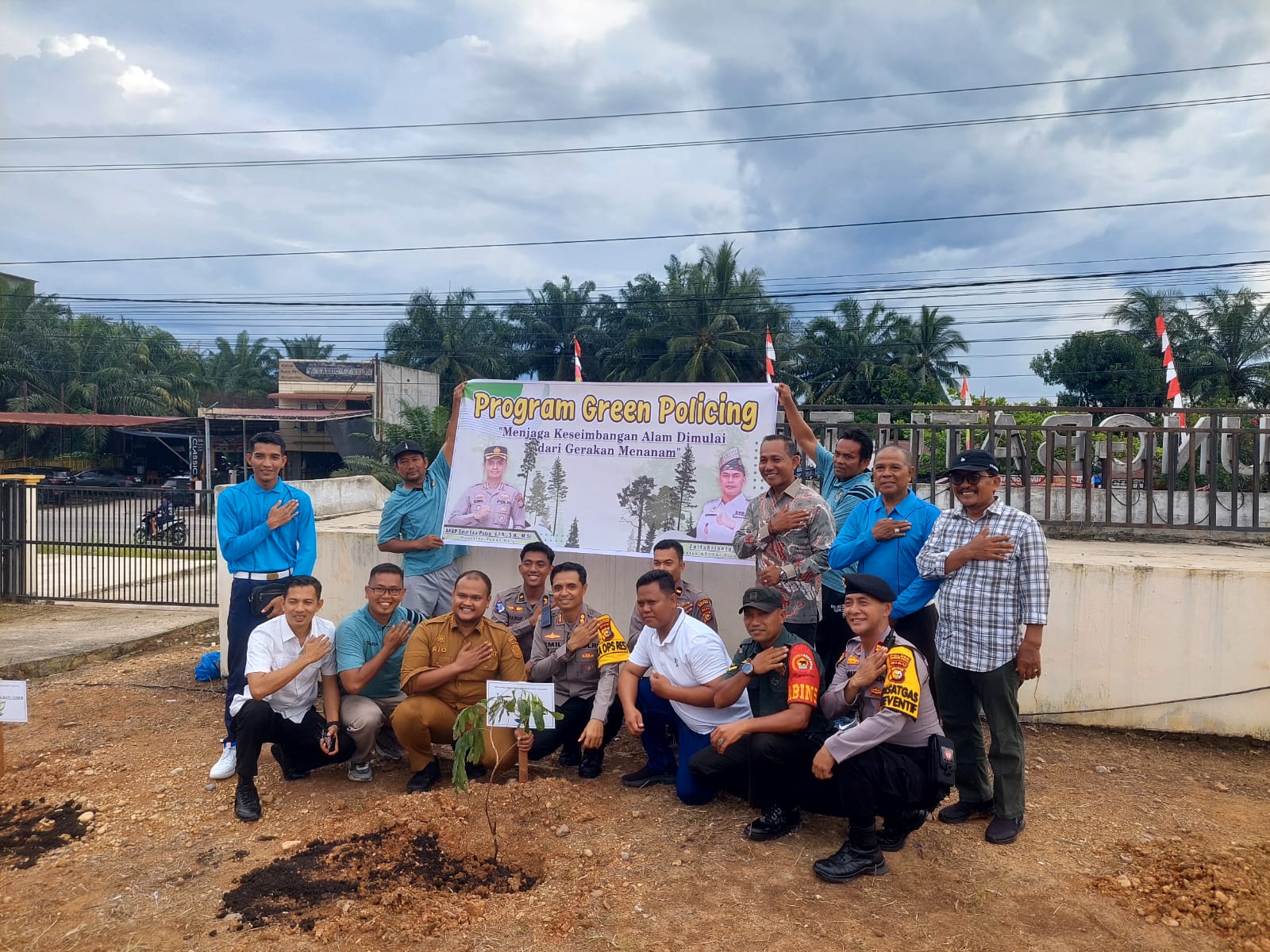 Peduli Lingkungan, Kapolres Rohul Awali Penanaman Pohon Sebelum Pembukaan  Tournament Volly Ball di Ujung Batu