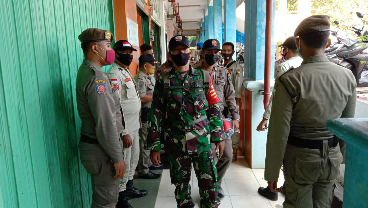 Personil Kodim 0301/PBR Ikuti Operasi Yustisi Penegakan Disiplin Prokes di Pasar Rumbai