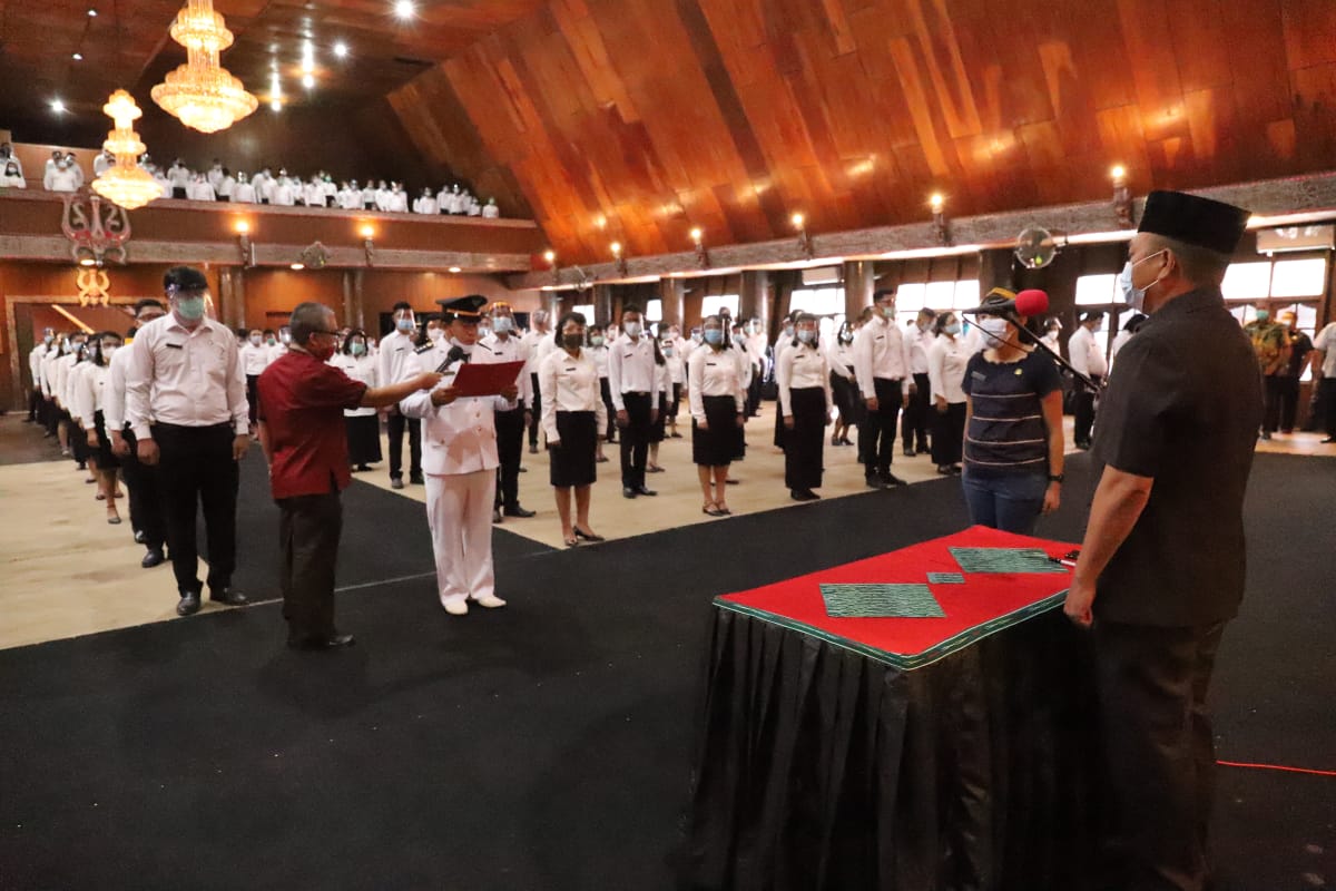Lantik Pejabat dan Serahkan SK CPNS Serta PPPK, Bupati Taput Kembali Ingatkan ASN Sebagai Pelayan Masyarakat