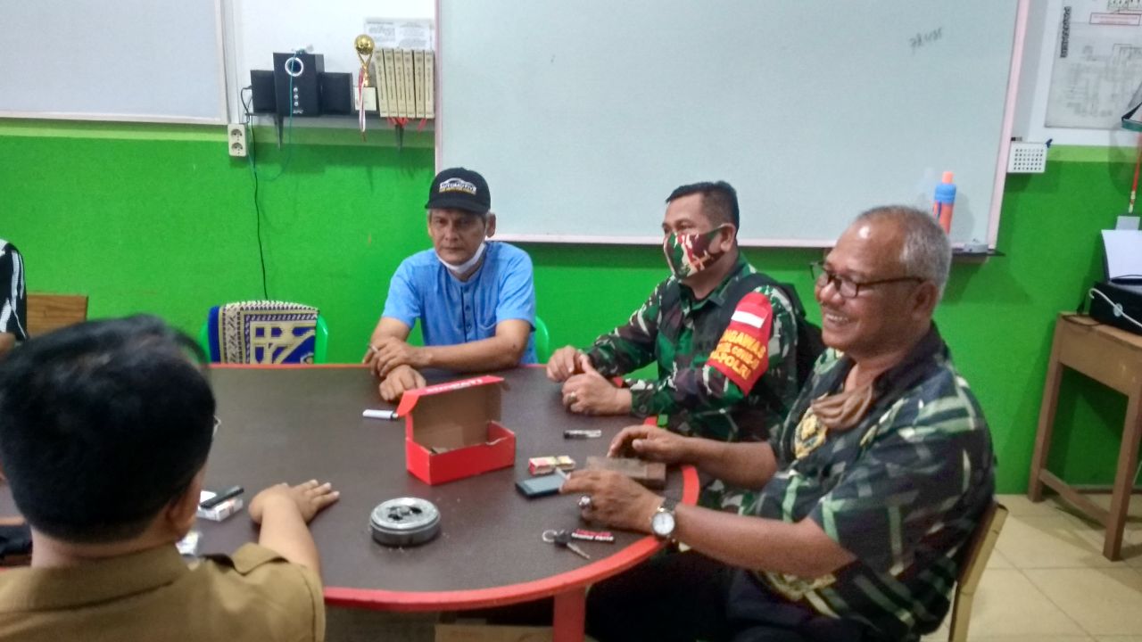 Personil Babinsa Kodim 0301/PBR Laksanakan Komsos Dengan Guru Di SMK Muhammadiyah Satu
