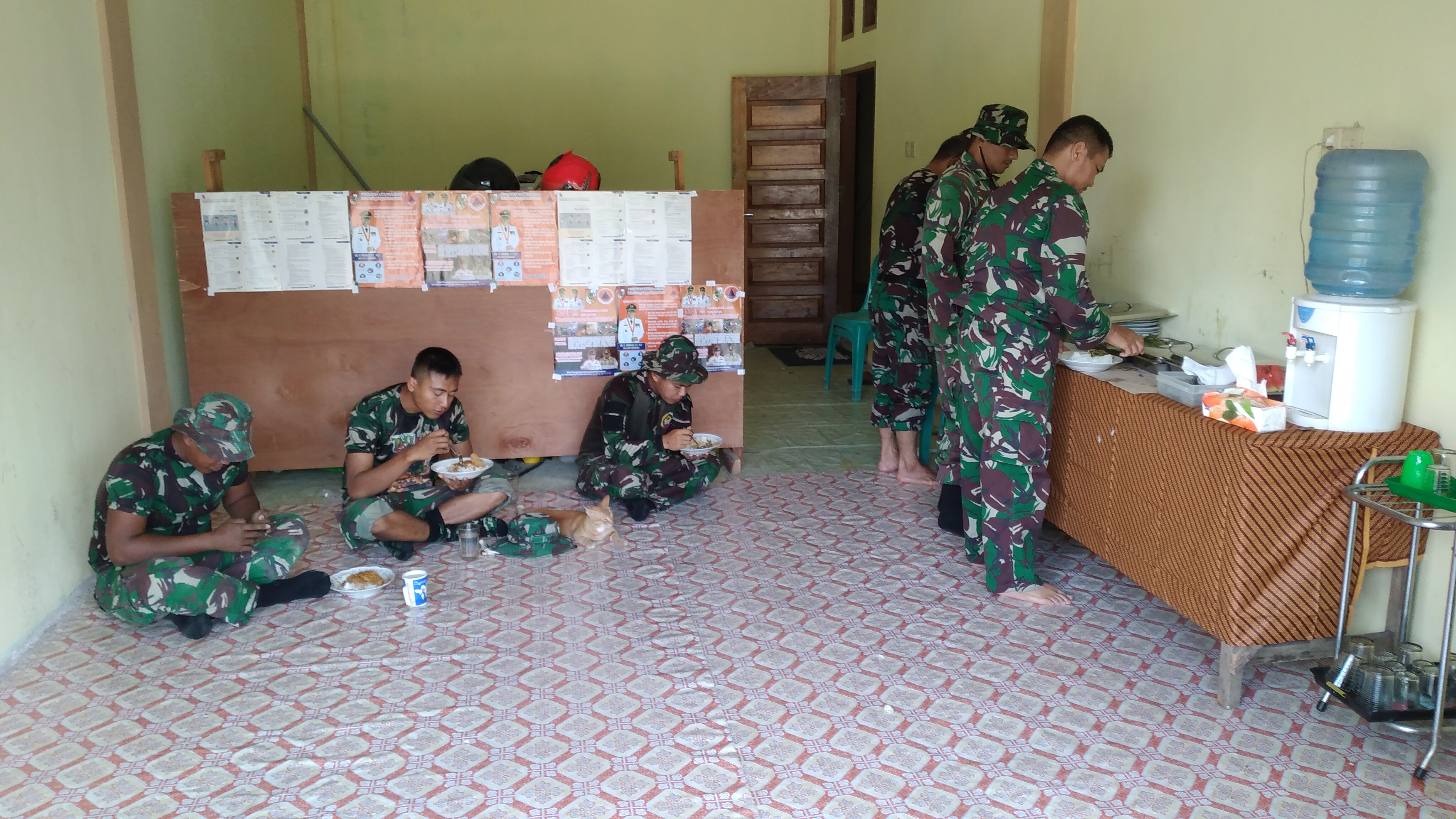 Waktu Istirahat Pekerjaan Infrastruktur Disasaran TMMD, Para Personil Satgas Menikmati Makanan Yang Disediakan Warga