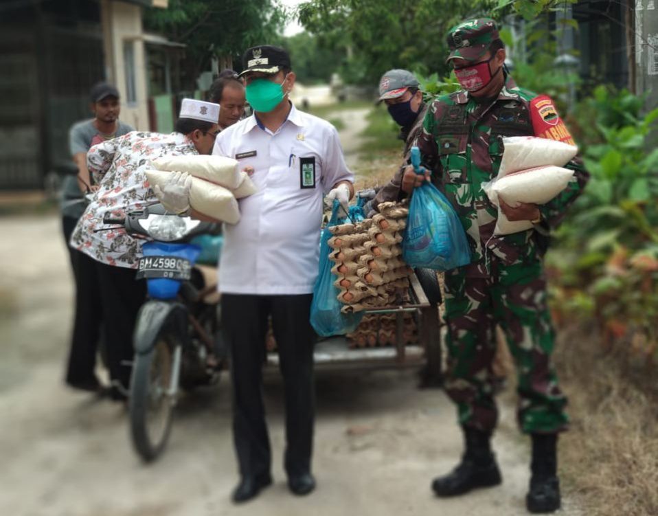 Babinsa Kodim 0301/Pekanbaru Bersama Lurah Tuah Madani Laksanakan Pembagian Paket Sembako Kepada Warga Yang Terdampak Pandemi Covid-19