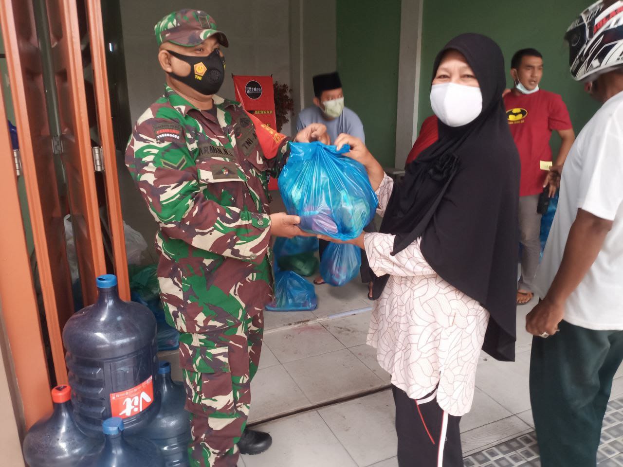 Babinsa Kodim 0301/PBR Salurkan Paket Sembako Kepada Warga Yang Kurang Mampu Ditengah Pandemi Covid-19 di Kelurahan Sialang Munggu