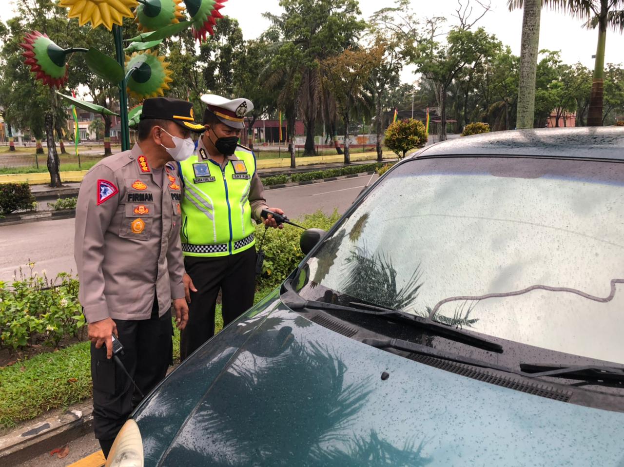Dirlantas Polda Riau Menghimbau Masyarakat Agar Tetap Mematuhi Aturan Pemberlakuan PPKM Level IV Di Kota Pekanbaru