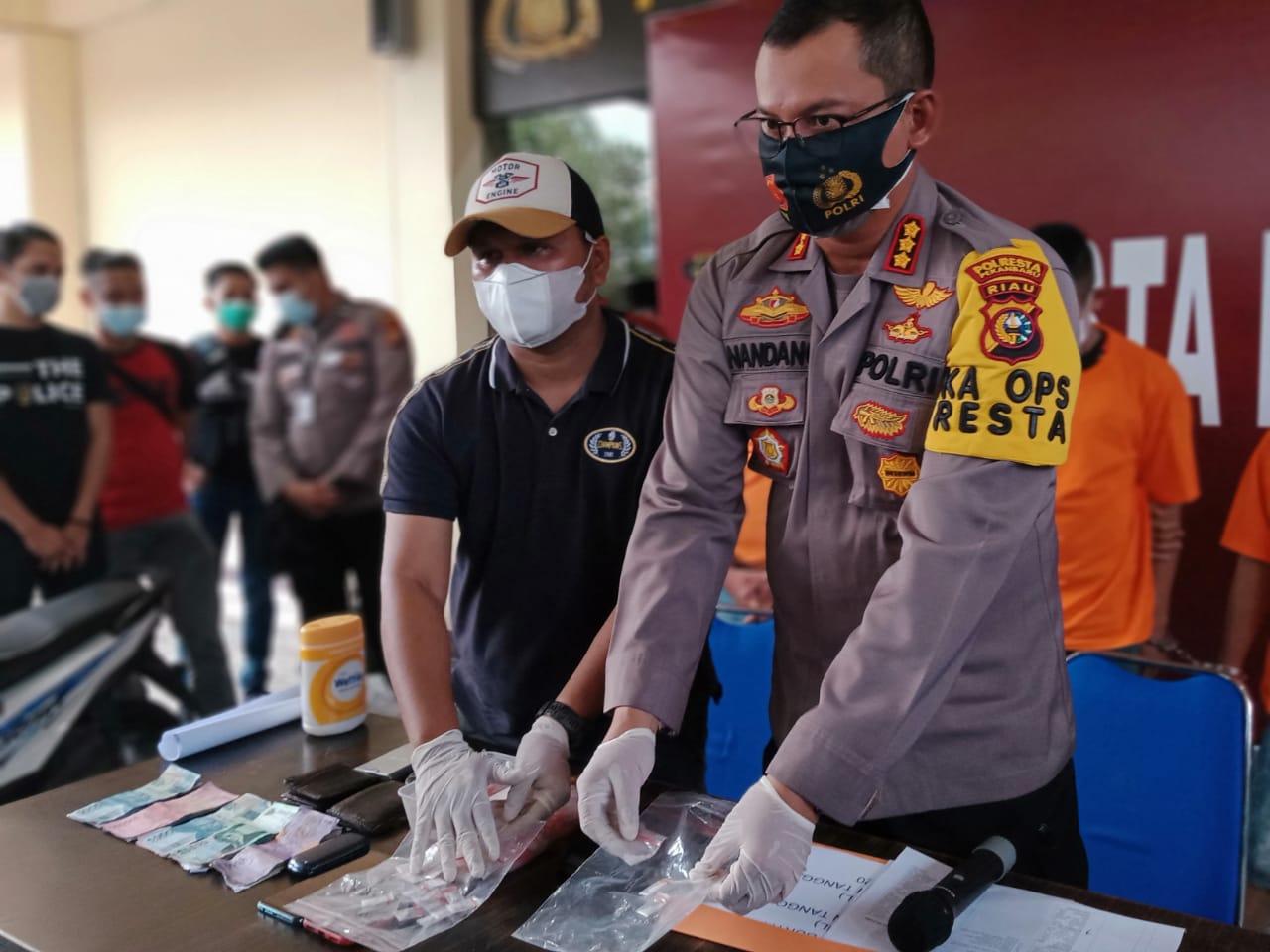 Satresnarkoba Polresta Pekanbaru Menangkap Tiga Tersangka Pengedar Sabu Di Jalan Pangeran Hidayat