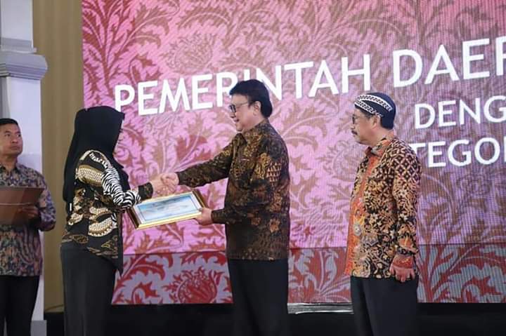 Menpan RB Menyerahkan Penghargaan Arsip Nasional Kepada Bupati Kendal 