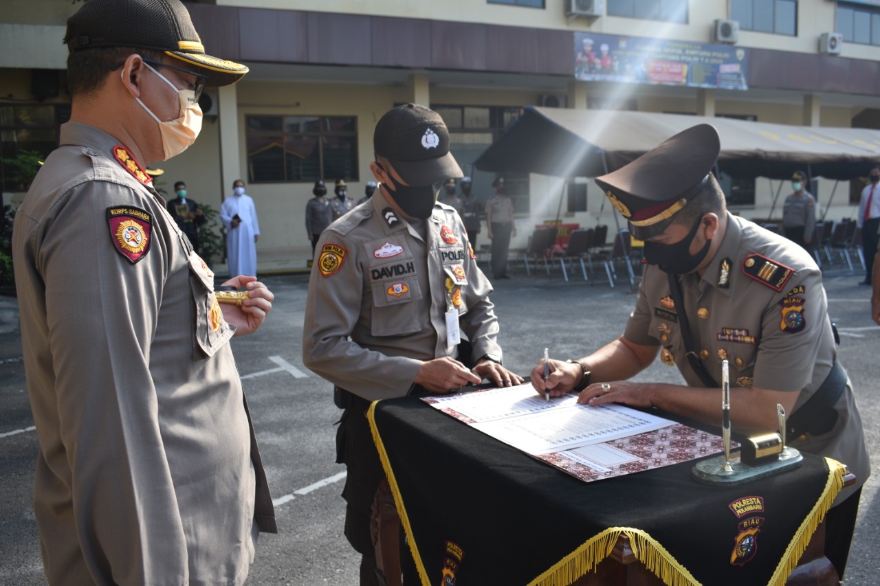 Polresta Pekanbaru Gelar Upacara Korp Raport Kenaikan Pangkat Dan Sertijab Dua Kapolsek