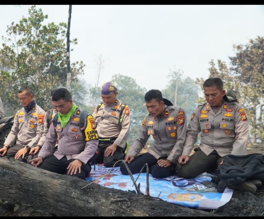 Doa Minta Hujan, Polres Rohul Beserta Tim Pemadam Optimis Berjuang Padamkan Karhutla di Desa Marga Mulya