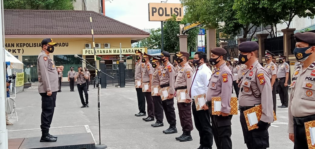Kapolresta Pekanbaru Pimpin Upacara Korps Raport Kenaikan Pangkat 160 Perwira, Bintara dan ASN Yang Naik Pangkat dan Pemberian Reward