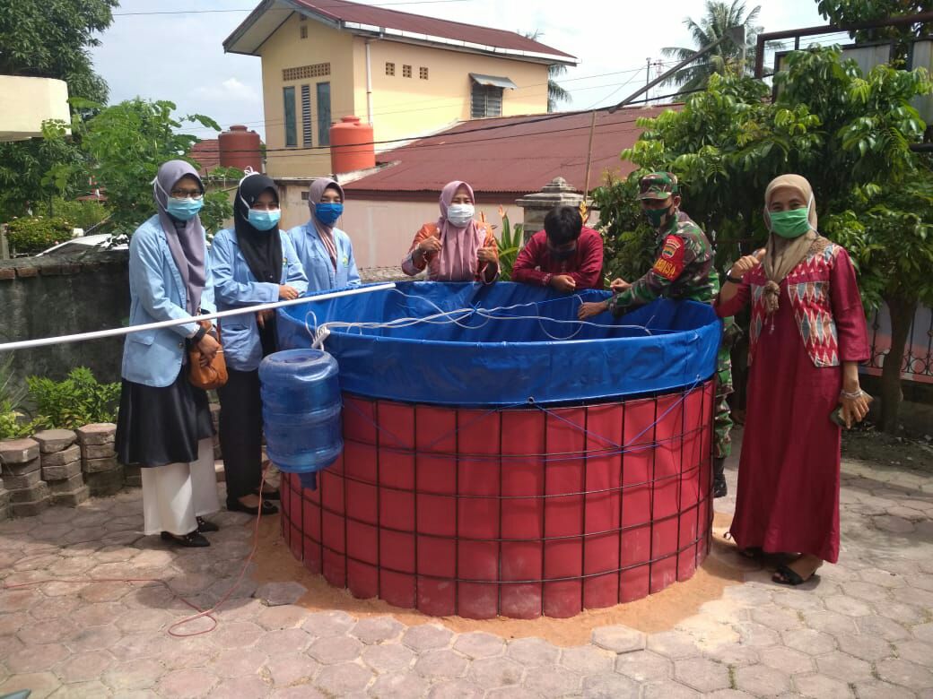 Babinsa Kodim 0301/PBR Bersinergi Dengan Masyarakat dan Mahasiswa KKN UNRI Budidaya Ikan Dengan Sistem Bio FLog