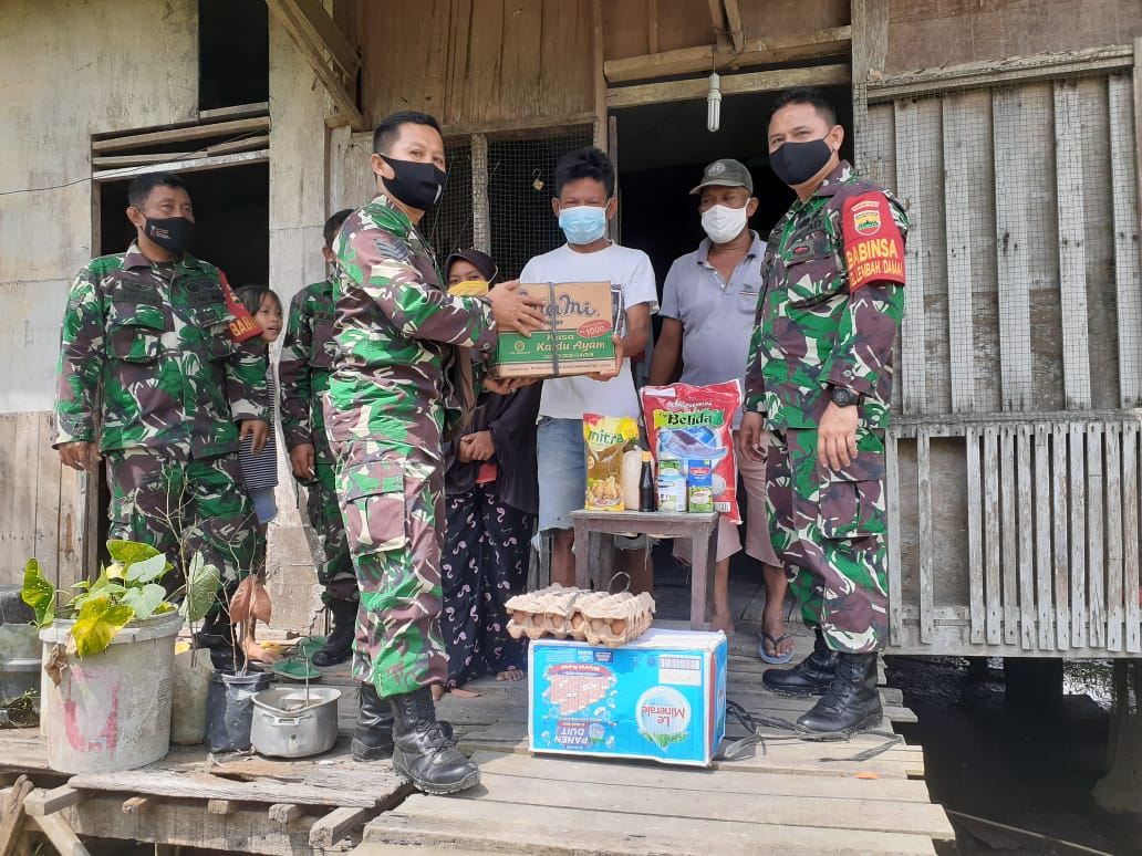 Personil Babinsa Kodim 0301/PBR Laksanakan Bhakti Sosial Bagikan Sembako Bagi Warga Kelurahan Meranti Pandak