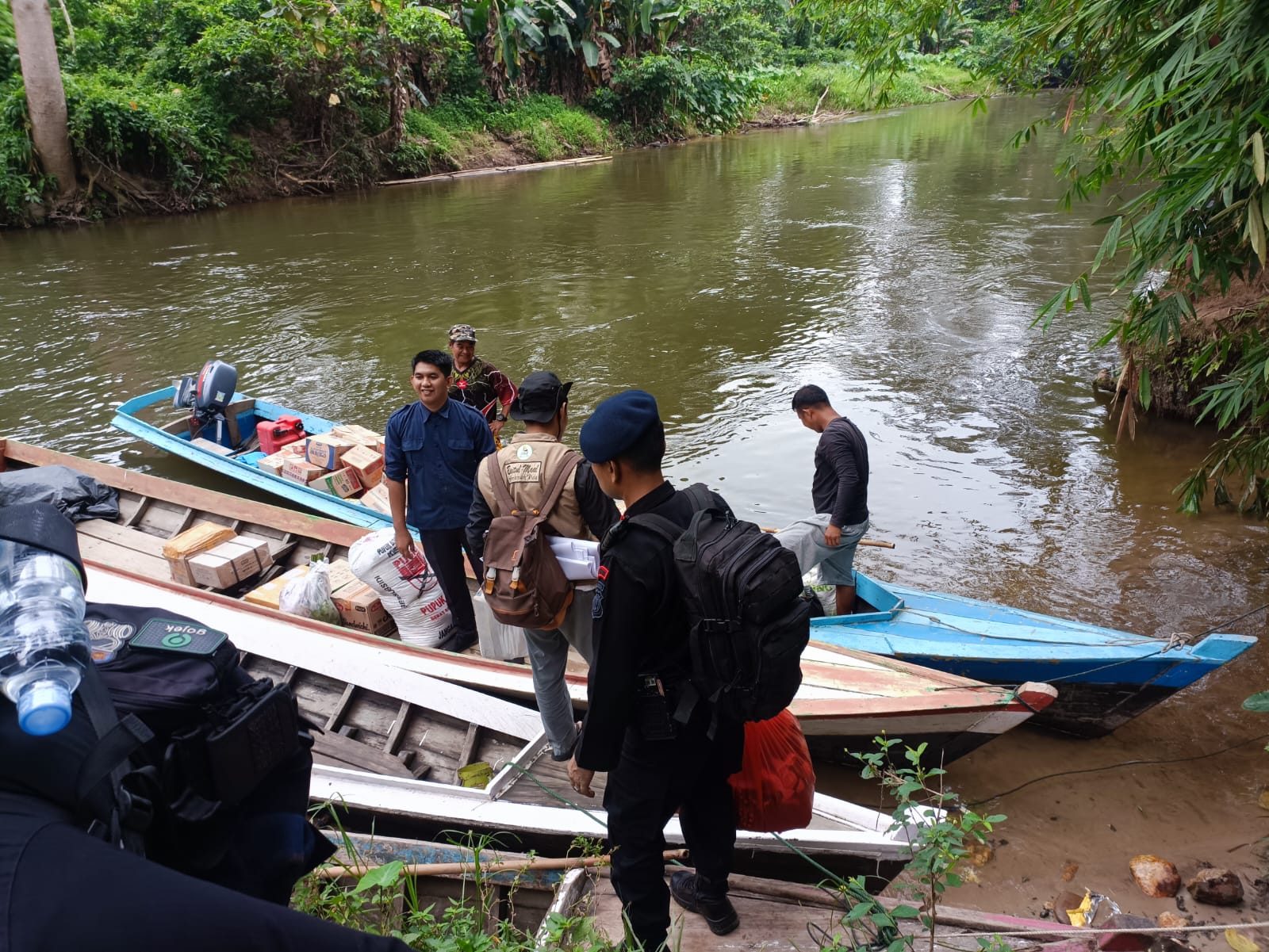 Batalyon C Pelopor Satuan Brimob Polda Riau Salurkan Bantuan Sembako, Donasi Hingga Ke Pelosok Desa Di Batang Gansal