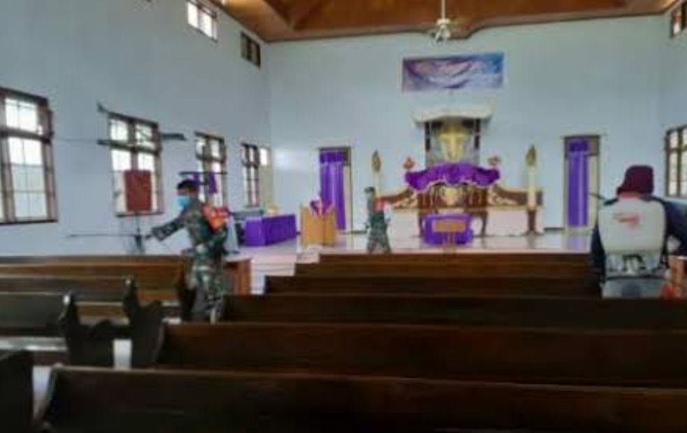 Babinsa Kodim 0301/PBR Bersama Pengurus Gereja Melaksanakan Penyemprotan Disinfektan