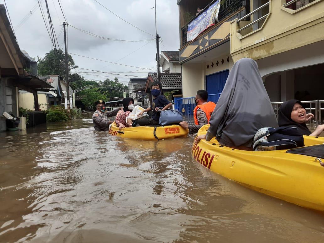 Wujud Negara Hadir, Personel TNI - Polri Dikerahkan Membantu Korban Banjir