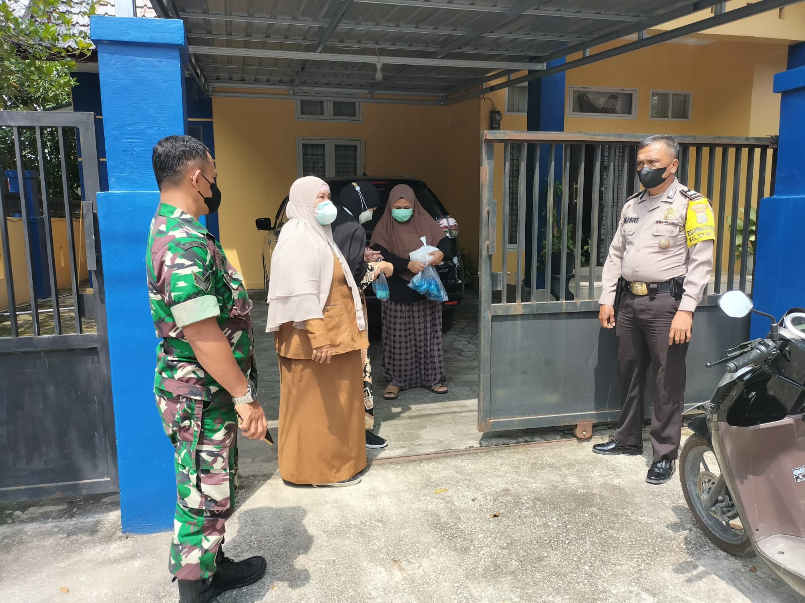 Sinergitas TNI Polri, Babinsa Kodim 0301/PBR Bersama Bhabinkamtibmas Lakukan Tracing Terkonfirmasi Covid Di Wilayah Kelurahan Kampung Melayu