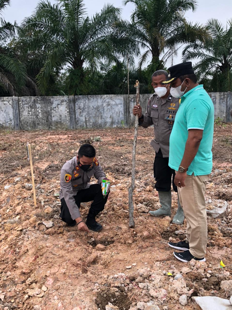 Jaga Stabilitas Ekonomi Ditengah Pandemi Covid-19, Kapolsek Payung Sekaki Bersama Camat Serta Danramil Laksanakan Penanaman Bibit Palawija di Lahan Satu Hektar
